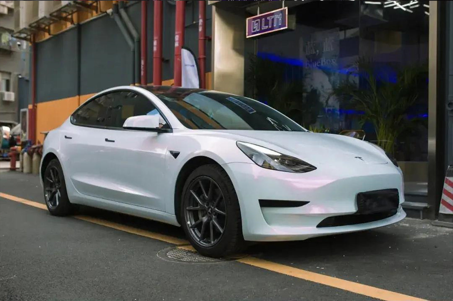 Chameleon White Turn Red Metallic
